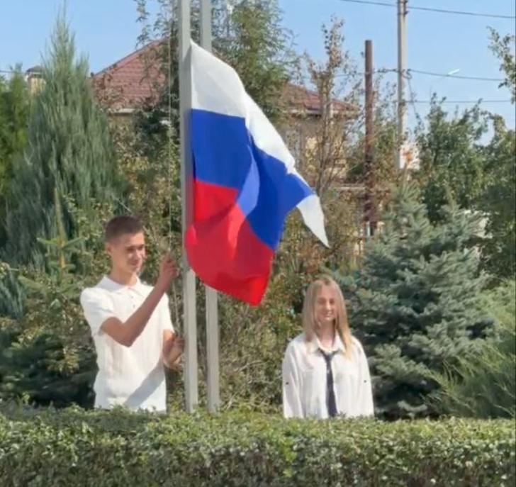 Торжественная линейка с поднятием Флага Российской Федерации