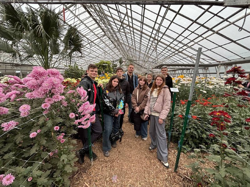 Посещение студентами бала Хризантем